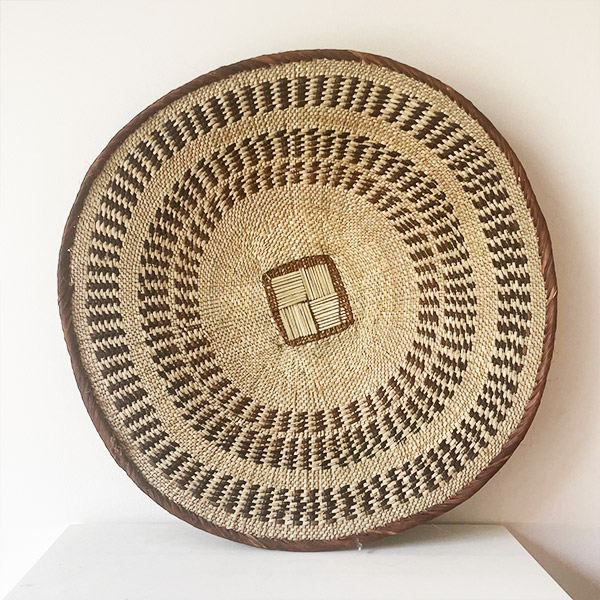 panier mural africain de 57cm en fibre de palmier, panier fait main, ajoutant une touche rustique et élégante à votre décoration interieure.